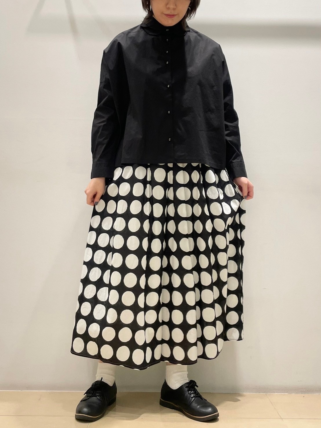 【NU茶屋町店】早くも人気の花びら衿ブラウス