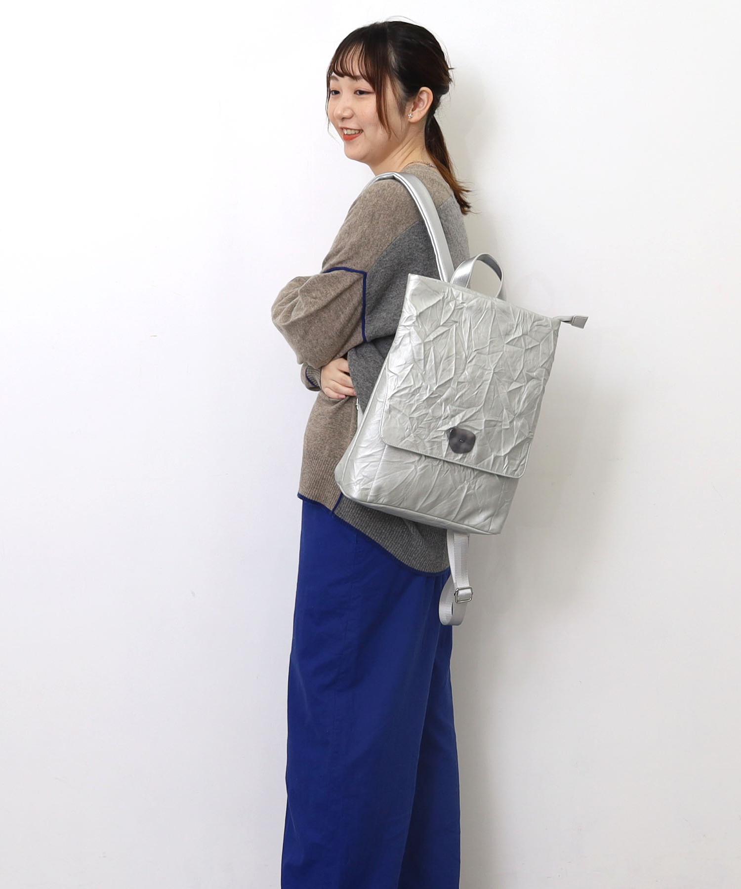 前ポケットのカブセに付いたメタルボタンがポイントのフェイクレザーリュック。シワ加工されたフェイクレザーがこなれた雰囲気を出しています。PC対応で通勤・通学に最適。内装はペットボトルホルダーも付いて使い勝手抜群です。