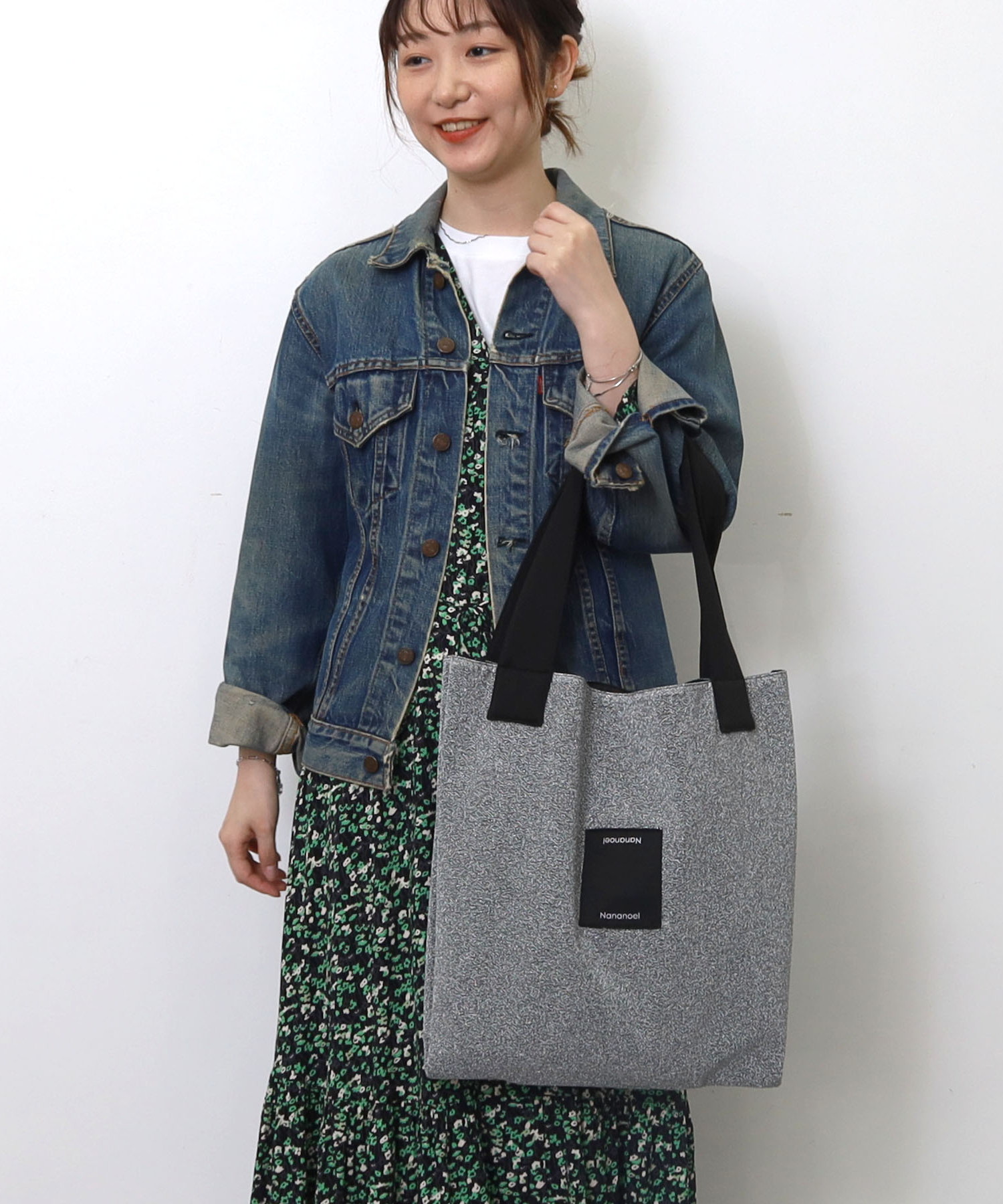 メタリックな素材感が楽しいトートバッグです。シンプルなスクエアシルエットで大人っぽい雰囲気。ショルダーとロゴプリントのブラックが引き締めてクールな印象です。A4サイズが楽々入るサイズ感です。