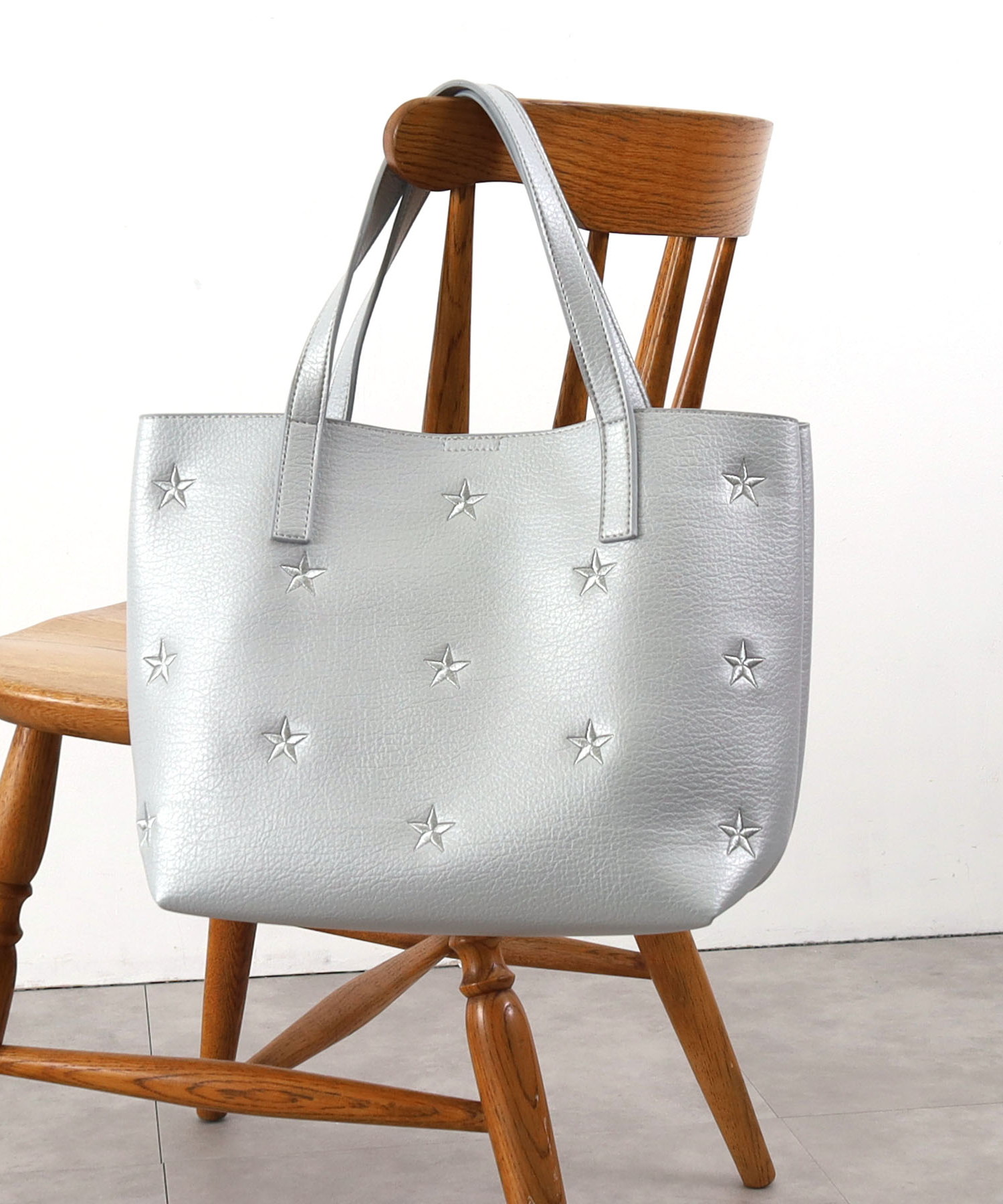 しっとりとした触り心地の1枚PUで仕上げたトートバッグ。星柄刺繍は本体と同色になっていて大人っぽいスタイリングにもピッタリ。手帳やポーチ、長財布など必要な物もしっかり入る大容量。口元はマグネット仕様になっていて、軽くてどんなスタイリングにも合わせやすい通年使えるデザインです。