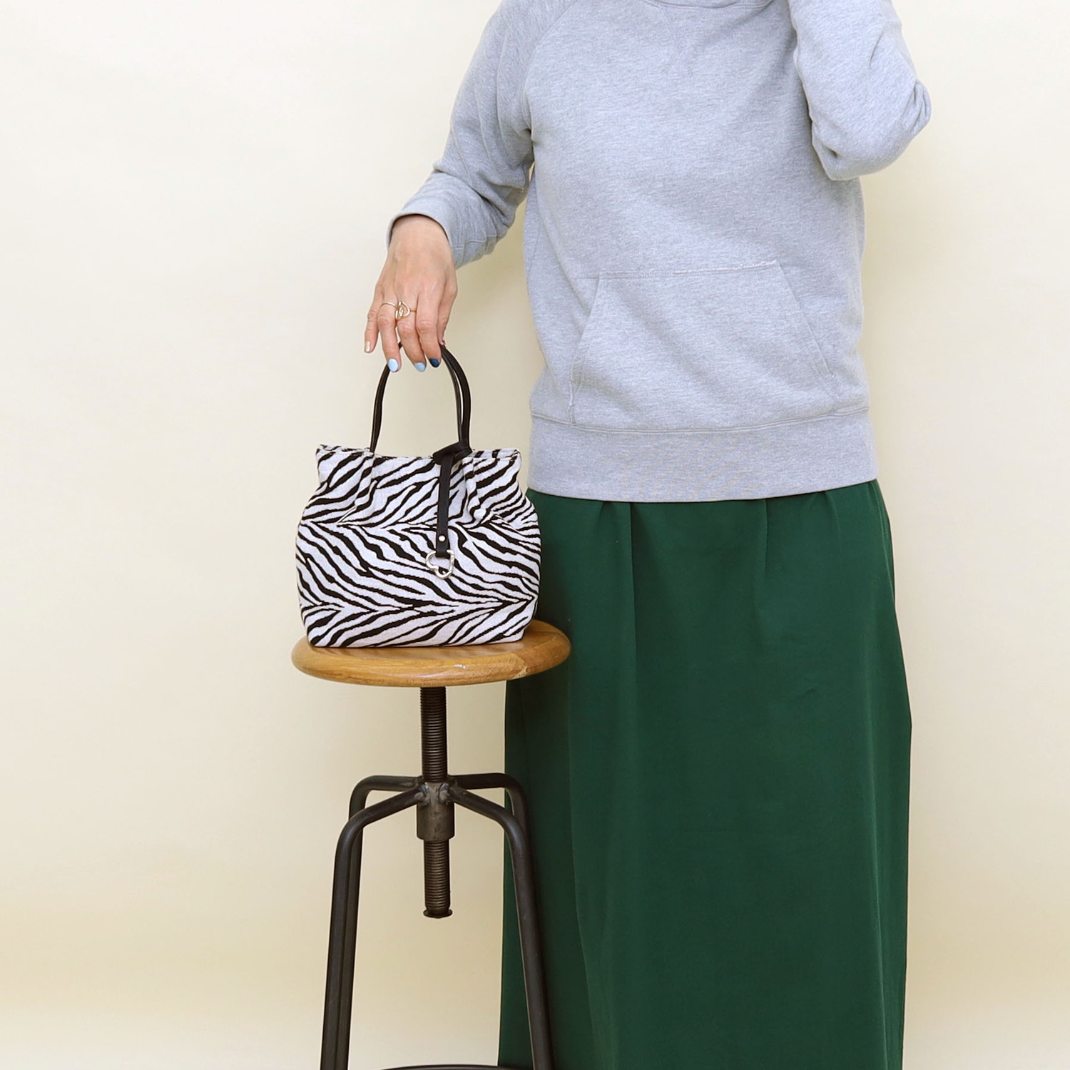 シンプルなつまみハンドルデザインの横型ミニトートです。ハートのカラビナチャームがポイント。斜め掛けができるロングショルダーが付いた3WAY仕様。トレンドのヒョウ柄・ゼブラ柄が大人っぽい。