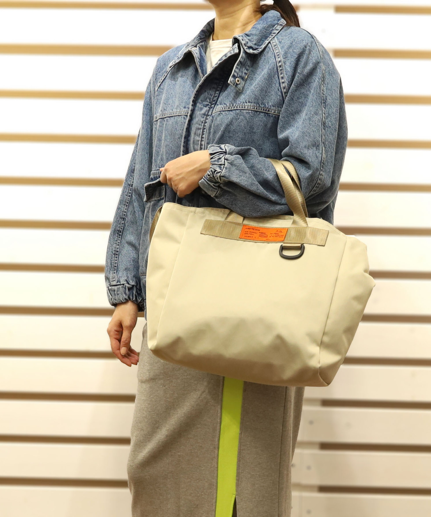 COOCOオリジナルORANGETAGを使用したBAGシリーズ。表地は撥水効果のあるツイルのナイロン生地を使用しました。ハンドル・ショルダー部には丈夫で軽量なポリエステルテープを使用。