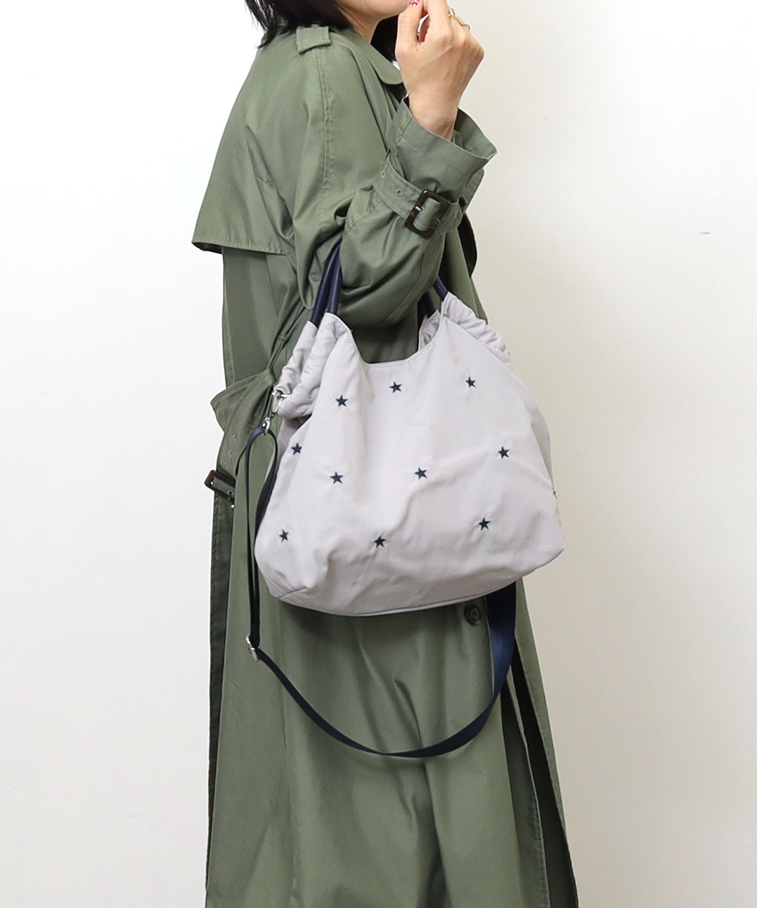 軽さにこだわった、星柄刺繍の２WAYトートバッグ。本体と配色になっているミニサイズの星柄刺繍が可愛い！約300gととても軽量なので、たくさんの荷物を入れても大丈夫！B5サイズも楽々収納。