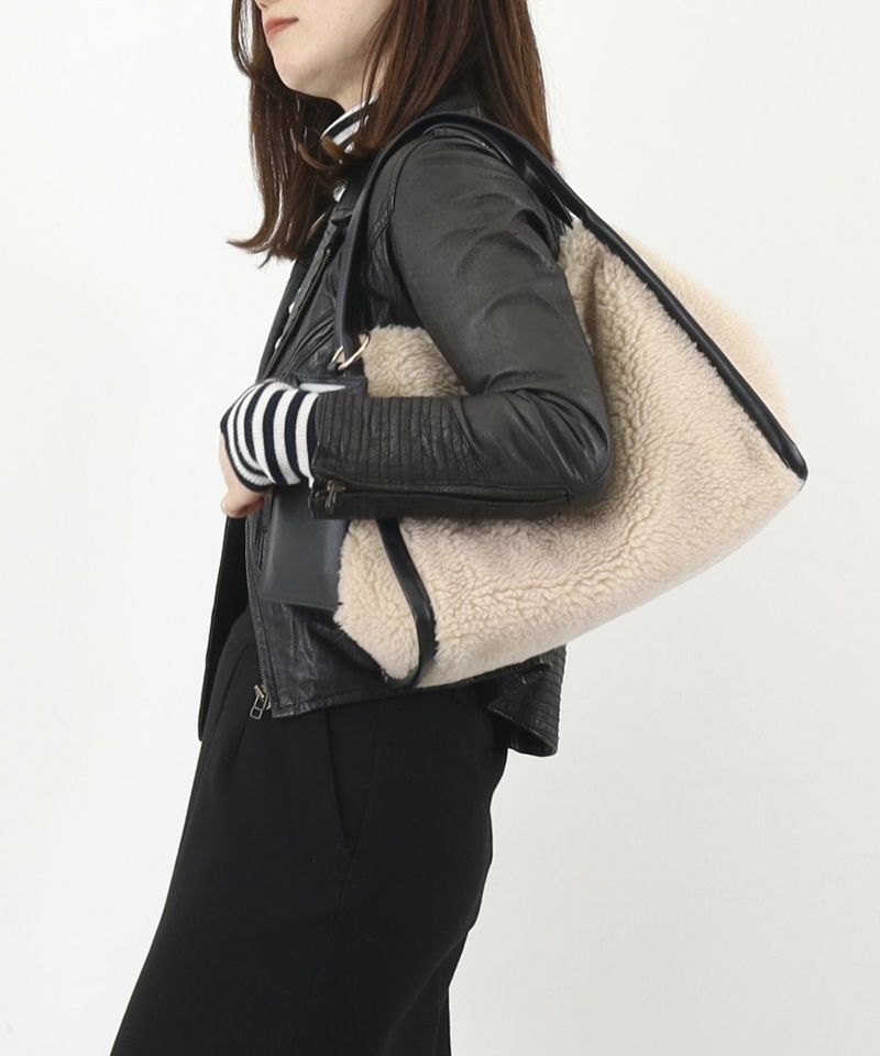 COOCO(クーコ)で人気のボア風素材のトートバッグ。スマホポシェットが付いてリニューアル♪A4サイズがすっぽり入るサイズ感。広めのマチで見た目以上の容量です。両サイドのホックを留めるとフォルムチェンジが可能!