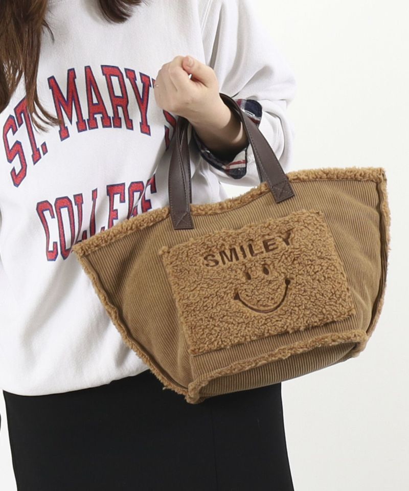 SMILEY×COOCOコラボアイテム♪人気のコーデュロイトートバッグが今年も登場!ボア素材の前ポケットや縁取りが可愛いアクセント♪冬のデイリーバッグにおすすめのアイテムです。