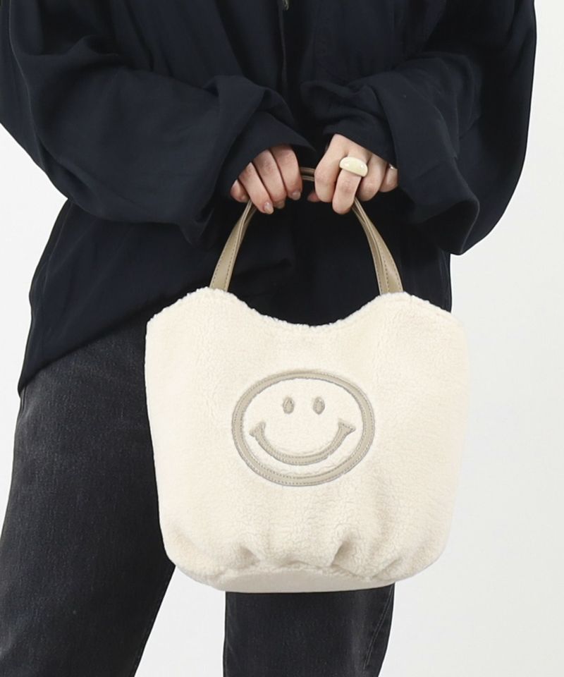 SMILEY×COOCOコラボアイテム♪ボア素材のトートバッグです。小ぶりの見た目ながら長財布対応の使いやすいサイズ感。コロンとした丸いフォルムが可愛らしい冬のデイリーバッグにぴったりのアイテムです。