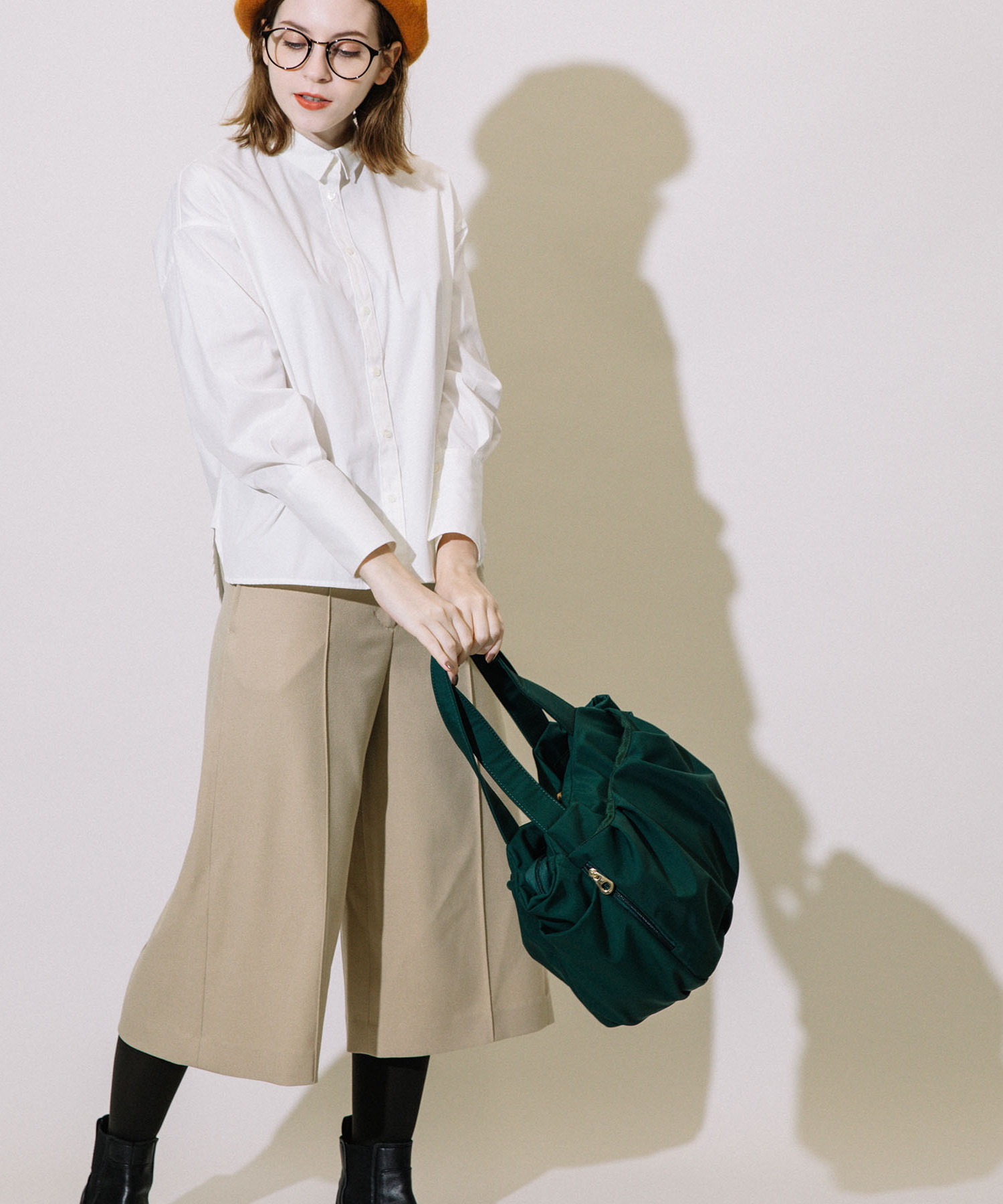 COOCO(クーコ)から多機能バッグシリーズが登場。丸みのあるふっくらとしたシルエットが女性らしいトート。軽量な作りで、肩にかけやすく気軽にお持ち頂けます。メイン収納のフロントには仕切りポケットがあり、お財布など貴重品の収納にも便利。
