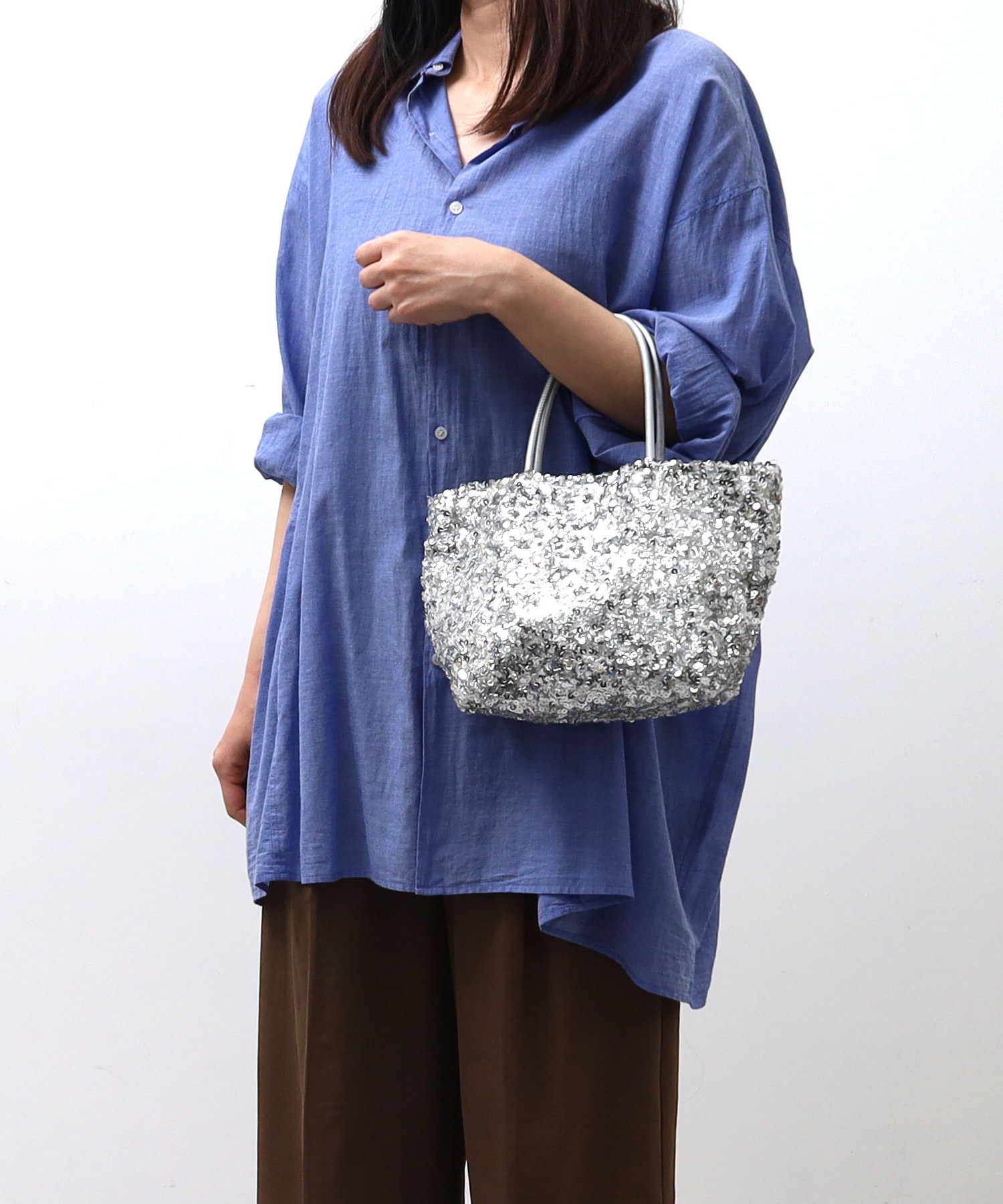 シンプルな形で使いやすい2WAYバッグ。フェイクレザーのロングショルダーが付いているので、斜めがけもばっちり。スパンコールが色々な方向を向いているので、輝きがさらにUP!