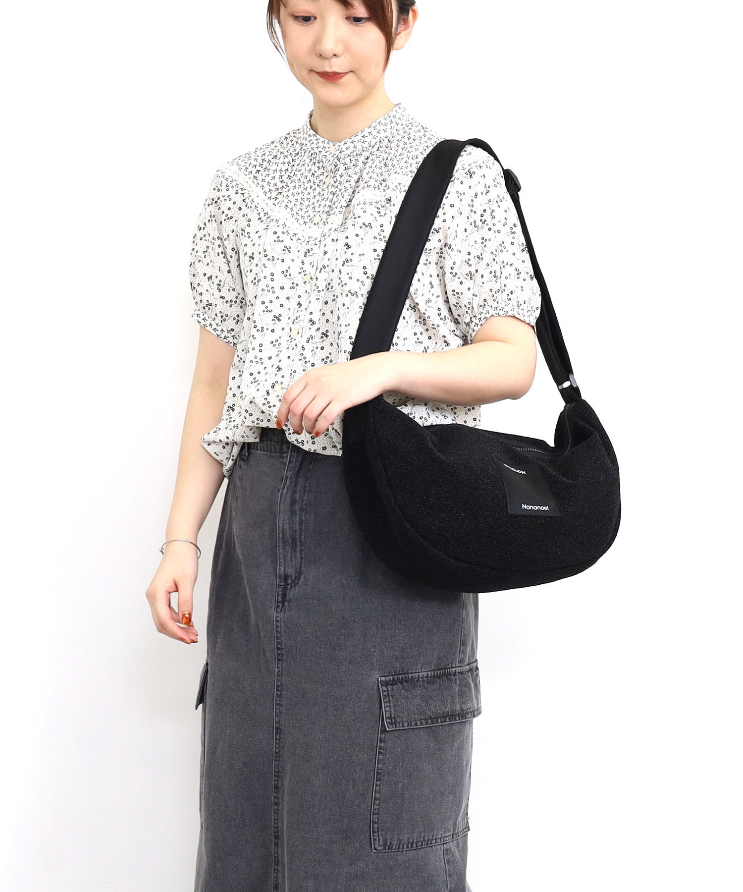 日常使いにぴったりな「Nananone」のショルダーバッグ。シンプルなデザインと軽量感が特徴で、どんなスタイルにも合わせやすいアイテムです。ソフトで心地よい生地を採用し、毎日持ち歩きたくなる手触りで調整可能なストラップはお好みの長さに調整可能で、肩掛けにも斜め掛けにも対応。