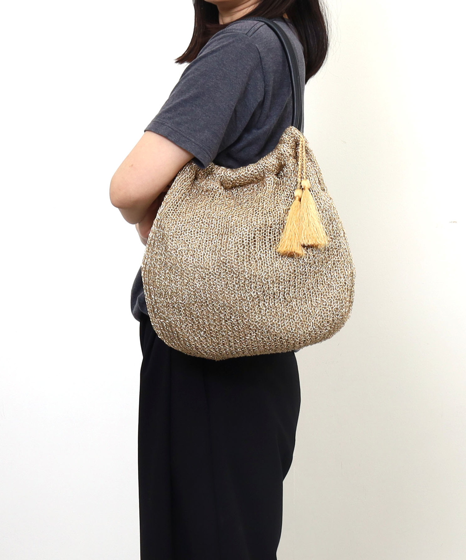 メタリック糸を機械編みで編み上げたサマーバッグです。クリテの丸いハンドル部分とふっくらした本体が絶妙なバランス。ラフに持てるシンプルなデザインです。