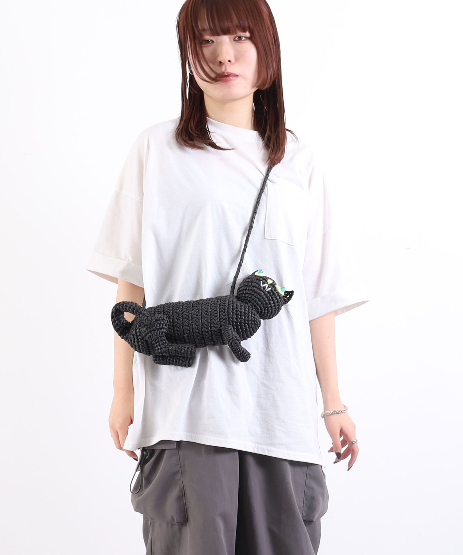 遊び心満載のアニマルサマーバッグシリーズです。コケティッシュな表情が印象的なネコ型バッグ。スマートフォンサイズでかわいらしいサイズ感。