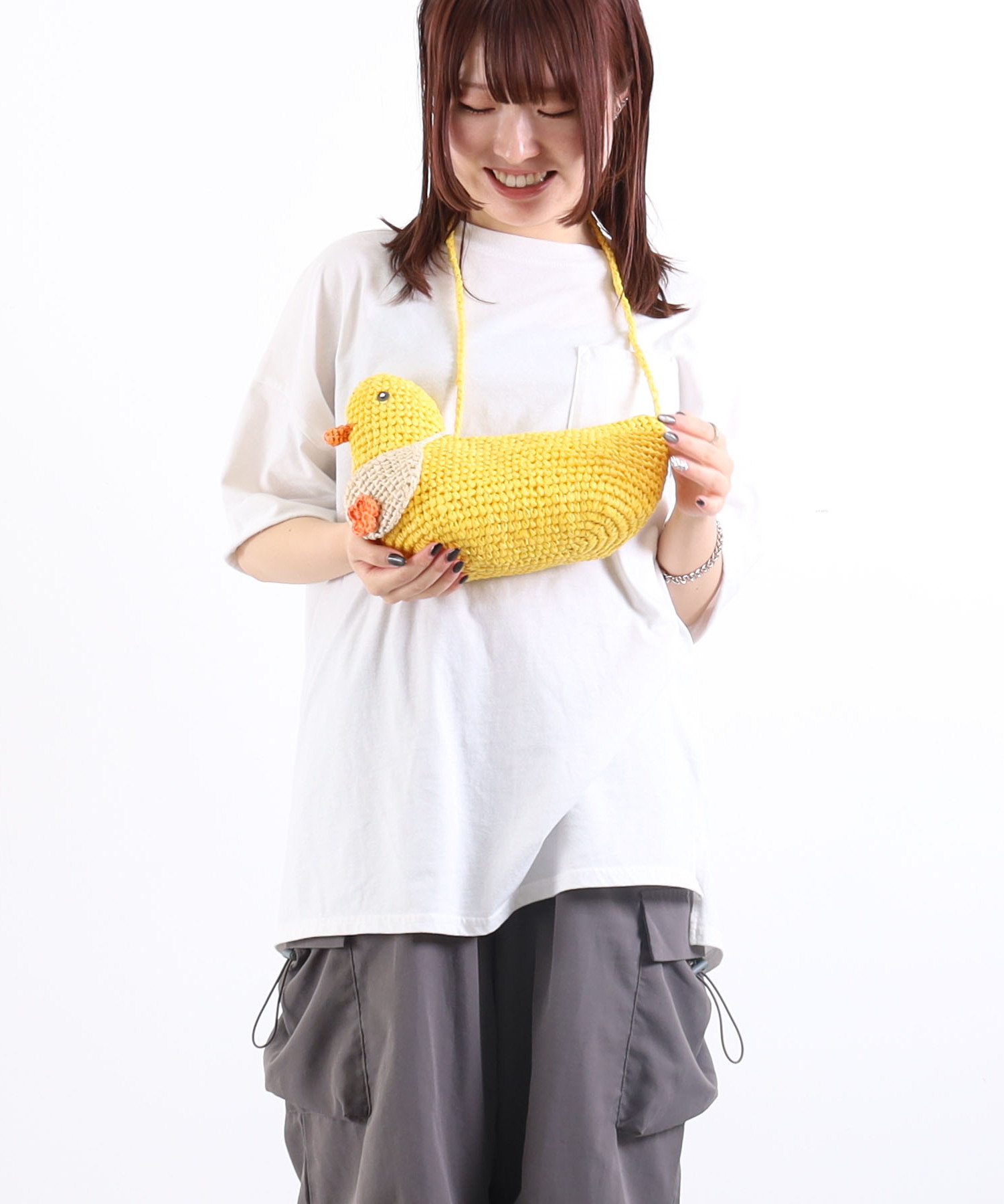 遊び心満載のアニマルサマーバッグシリーズです。かわいらしいお花ミニバッグを背負ったコトリさんです。スマートフォンサイズでかわいらしいサイズ感。