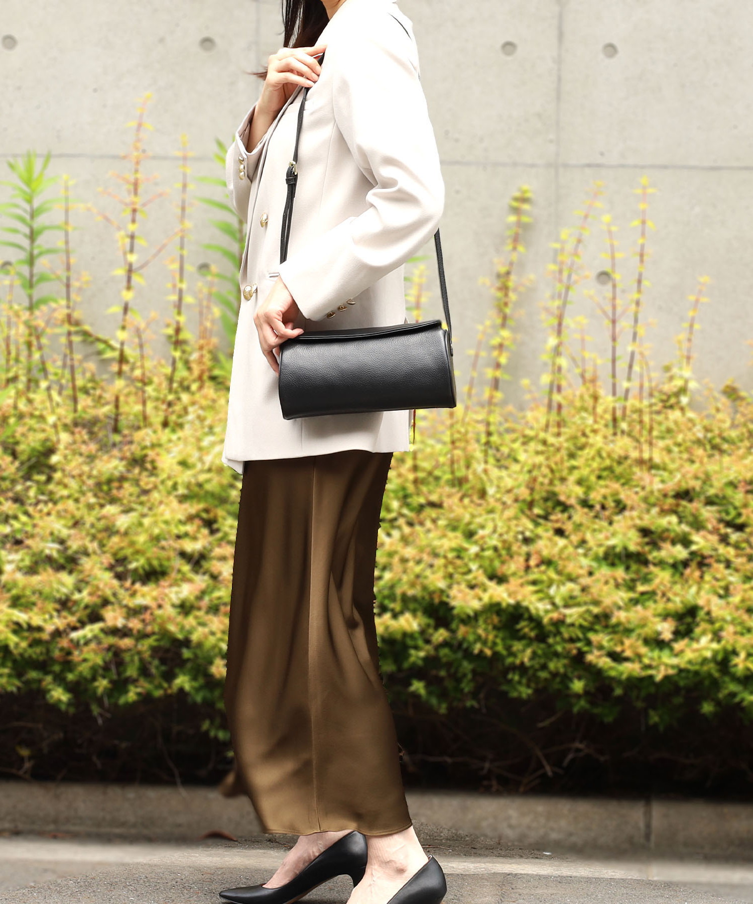 シュリンクレザー筒形カブセショルダーバッグ