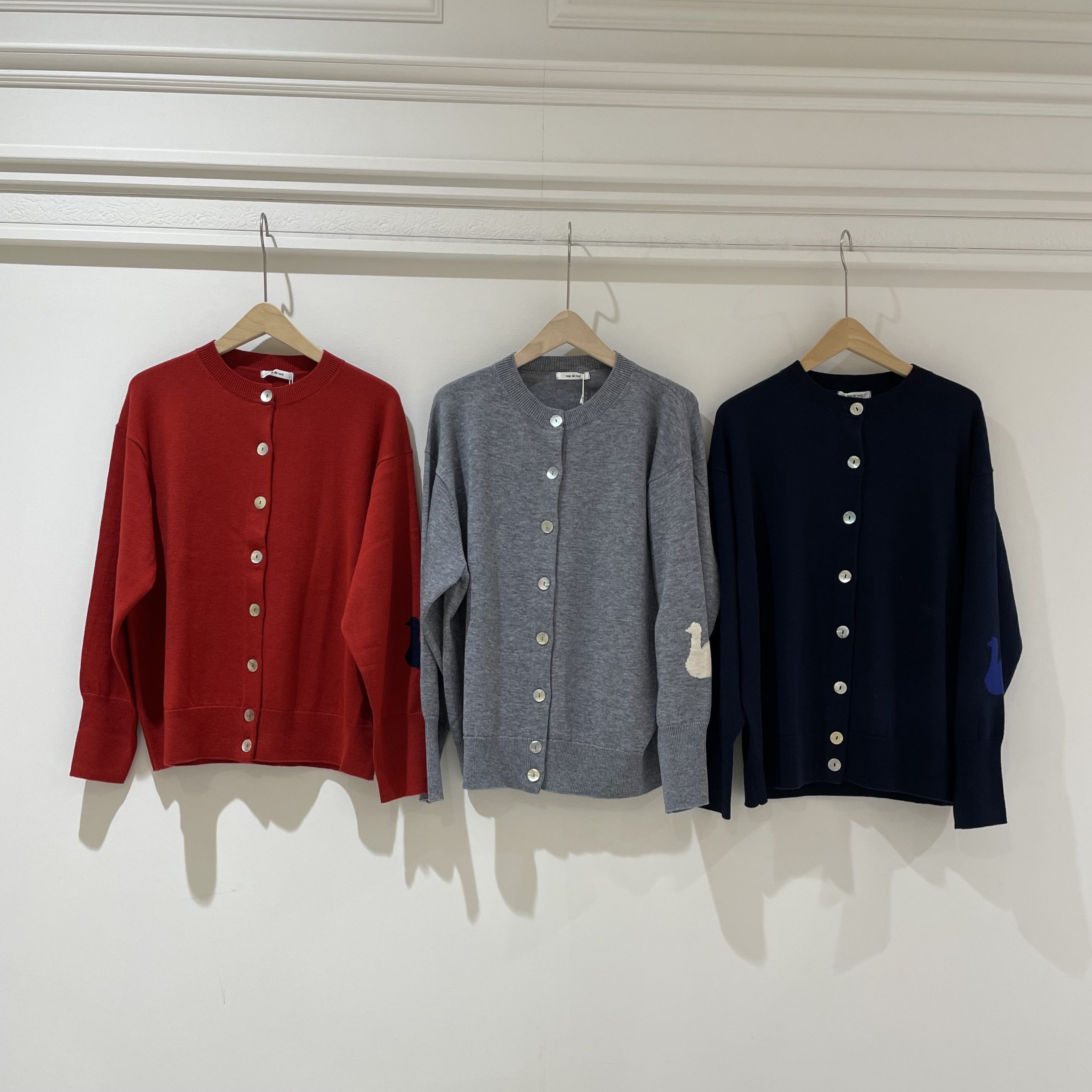 【なんばパークス】スワンが可愛いカーディガンのご紹介です。