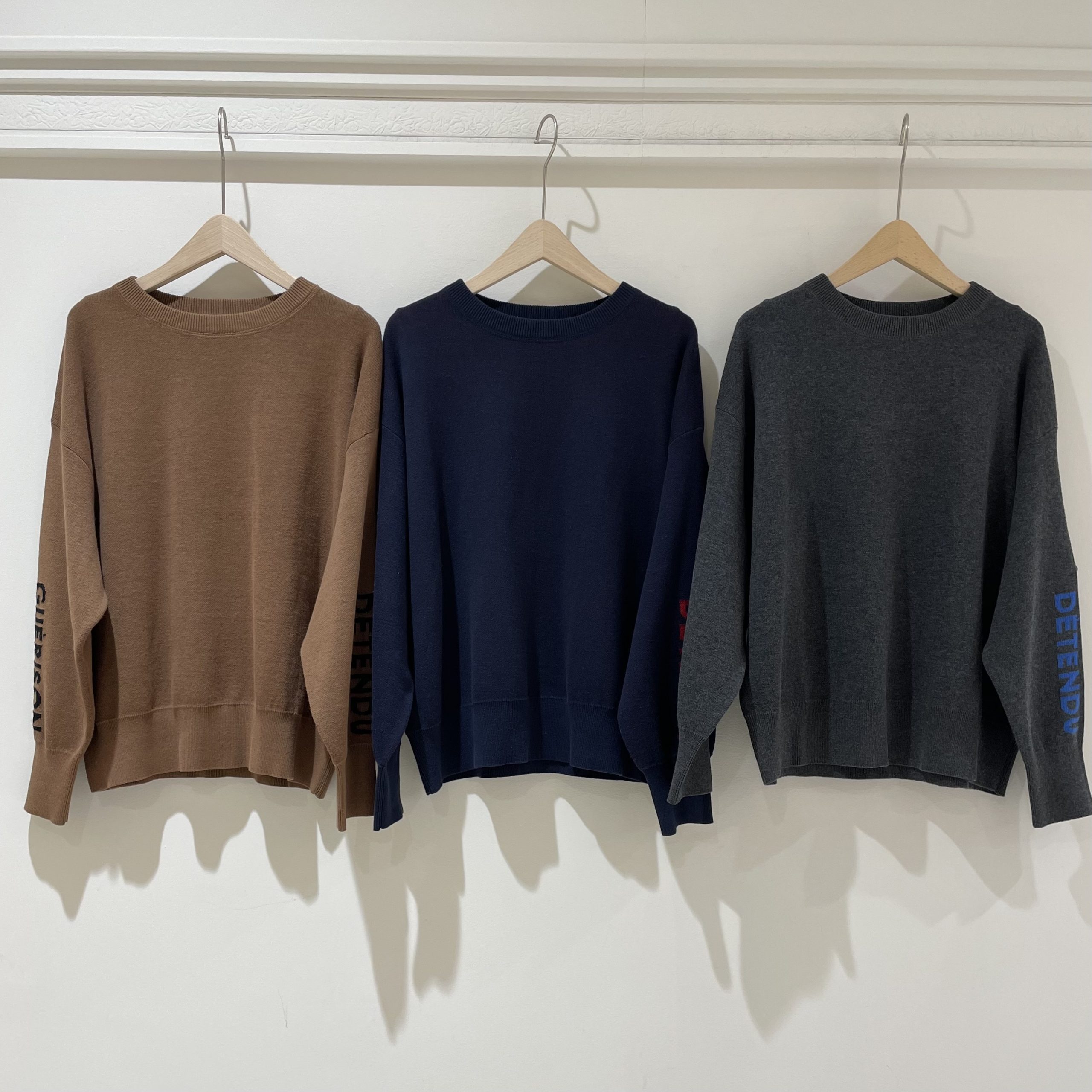 【なんばパークス店】ロゴが可愛いスウェット風ニットのご紹介です。