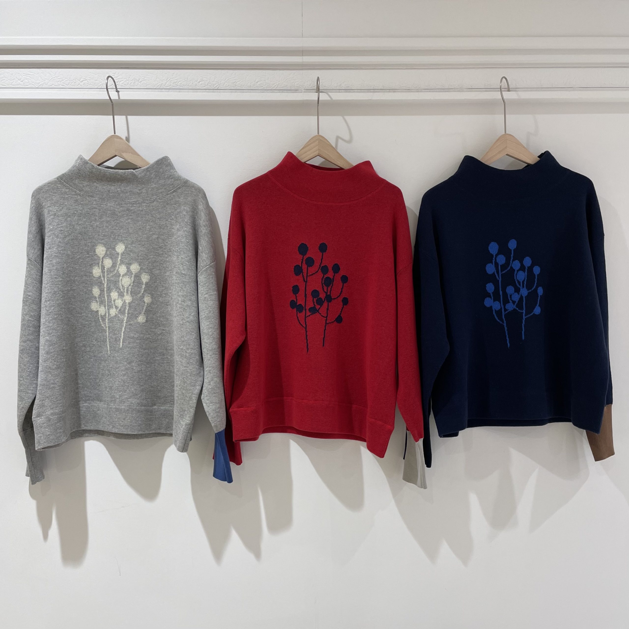 【なんばパークス店】ユーカリモチーフの柄が可愛いスウェット風ニットのご紹介です。