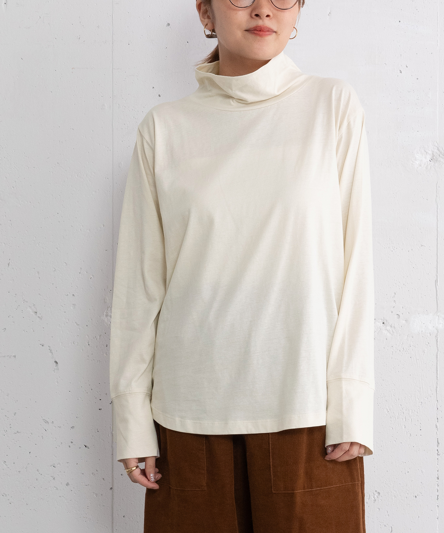 ラウンドテールタートルネックトップス