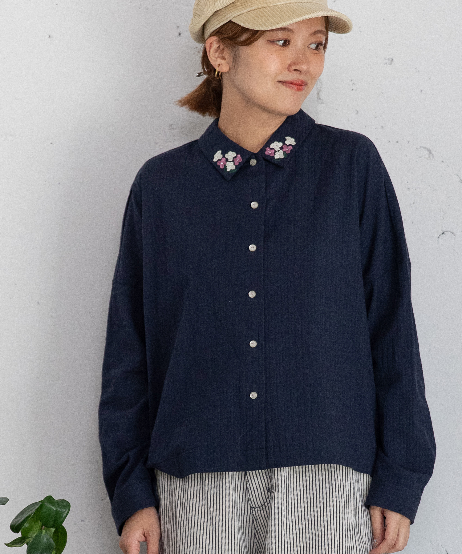 衿先フラワー刺繍ブラウス