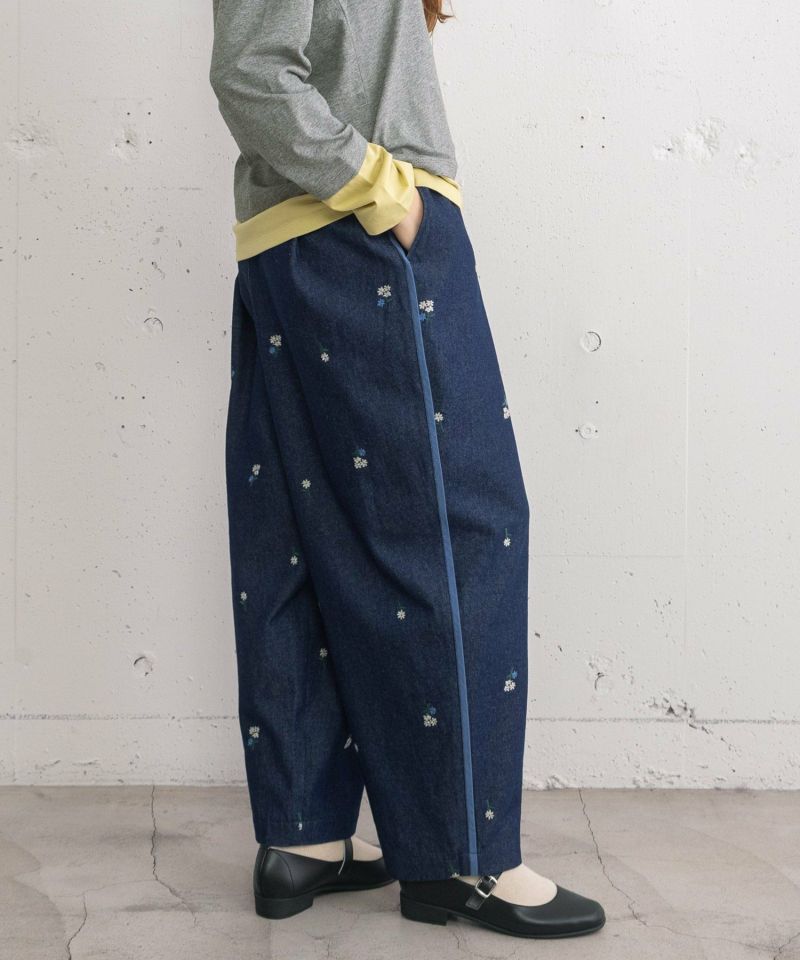 フラワー刺繍タックパンツ