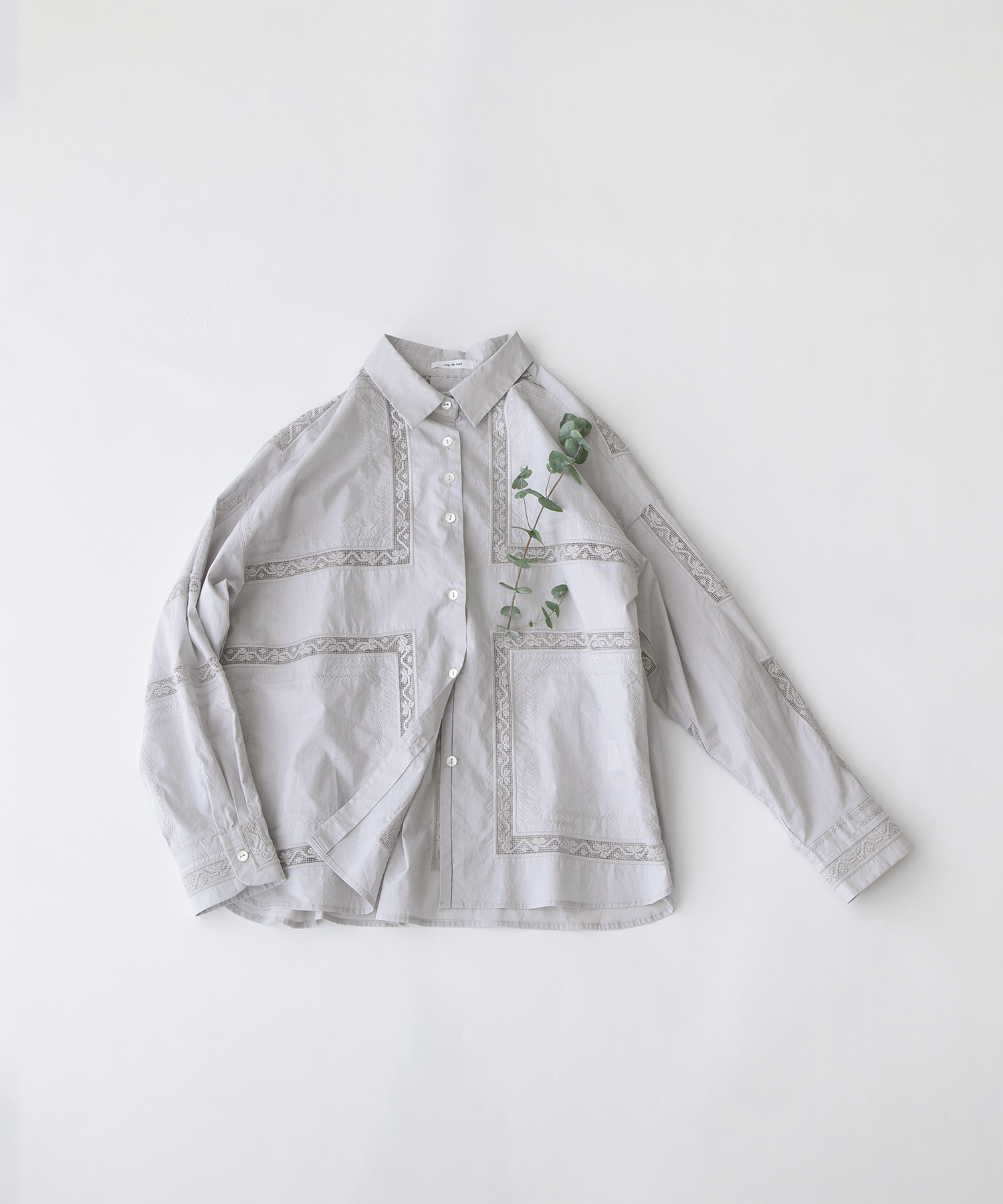 ハンカチ風刺繍レースシャツ