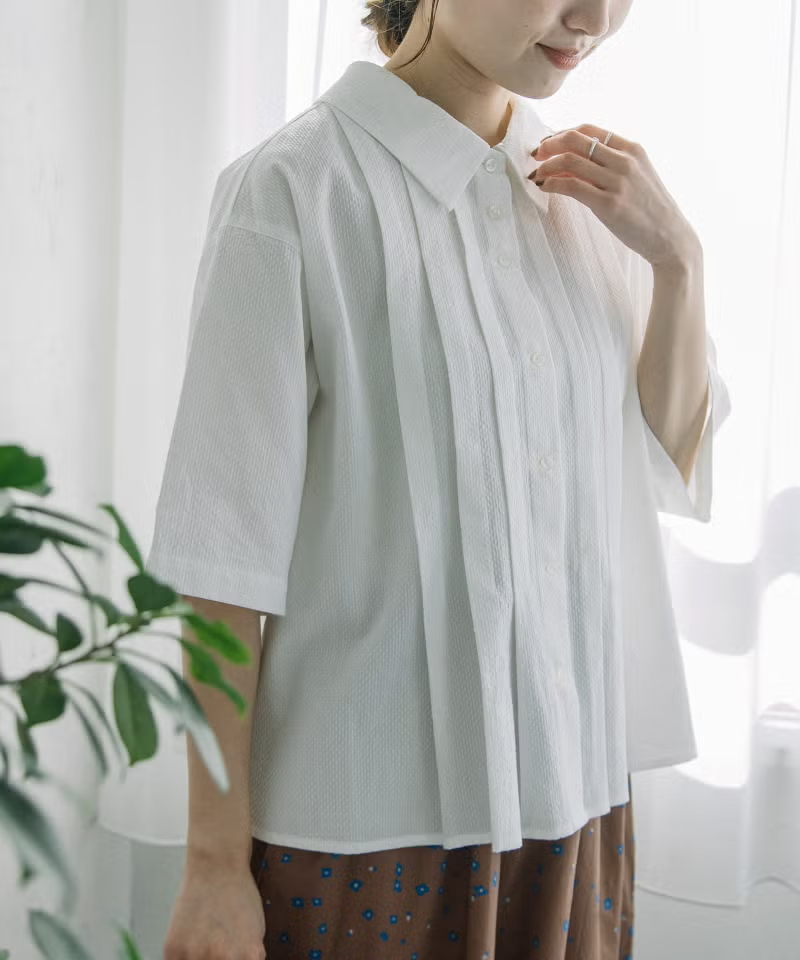 フラットカラー半袖タックブラウス
