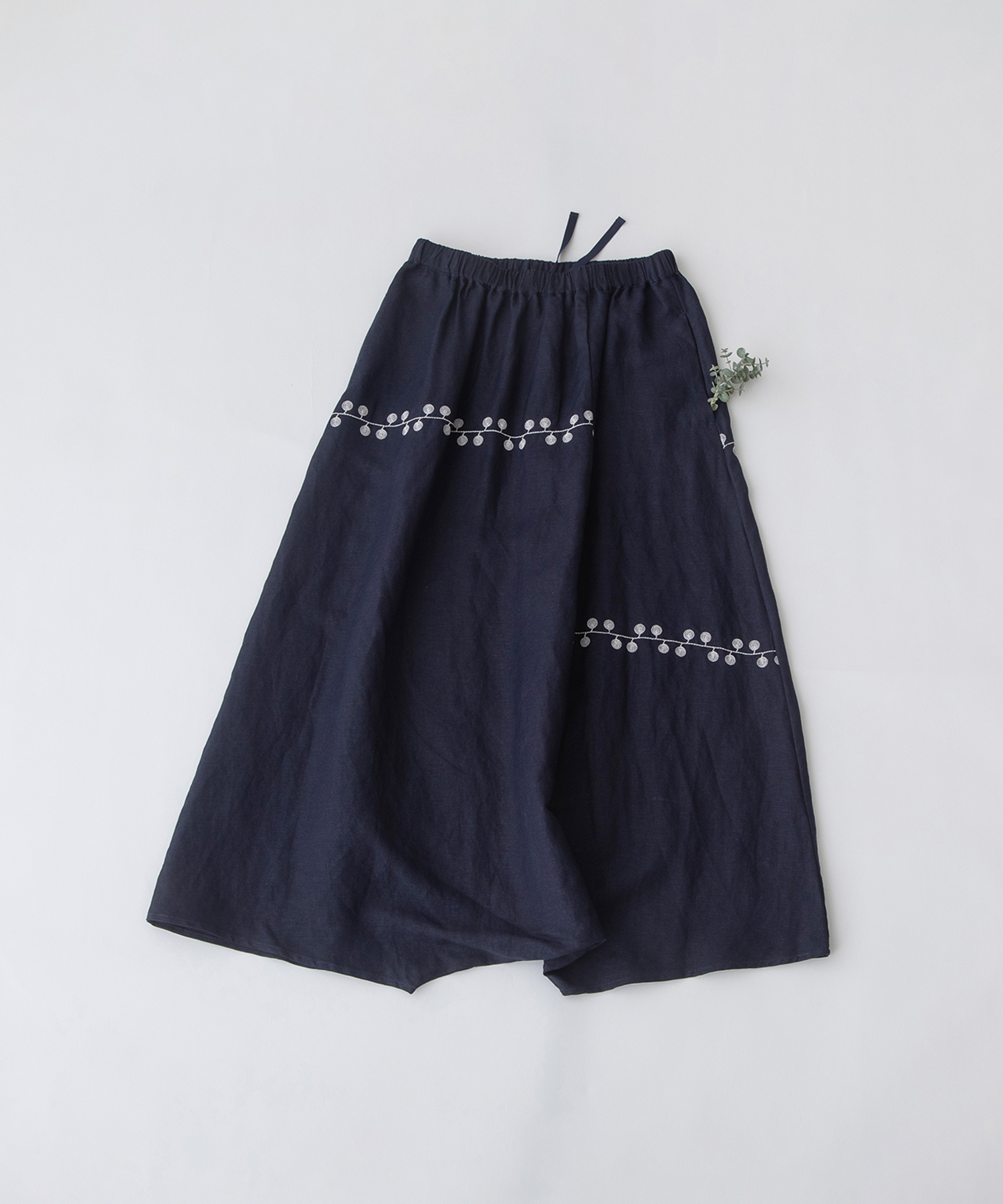 リネンレーヨンライン刺繍サルエルパンツ